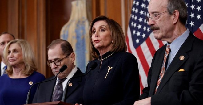 La presidenta de la Cámara de Representantes de EEUU, la demócrata Nancy Pelosi, atiende a los medios tras la aprobación del 'impeachment' contra Trump. /EFE