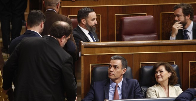 Oriol Junqueras saludando a Pedro Sánchez en el Congreso con Abascal y Espinosa de los Monteros al fondo. / EP