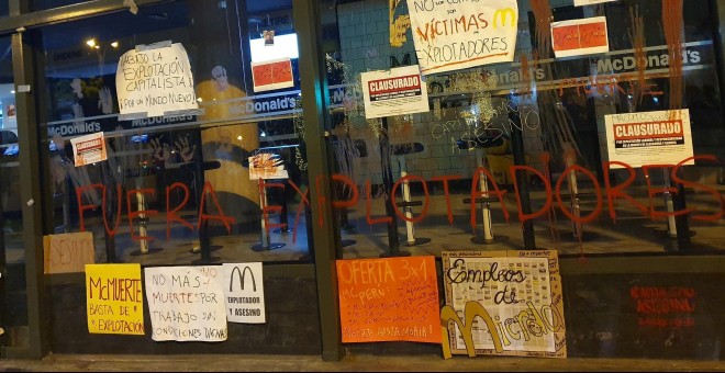 Ciudadanos peruanos se manifiestan a las puertas de un establecimiento de McDonald's, después de que dos jóvenes trabajadores murieran electrocutados mientras limpiaban el local./ Gisselle Álvarez Meza (Reuters)