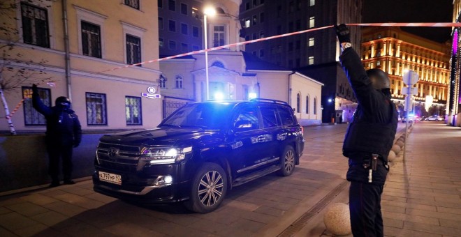 19/12/2019 - Agentes de la Policía rusa acordonan la sede del Servicio Federal de Seguridad (FSB) tras un tiroteo. / REUTERS