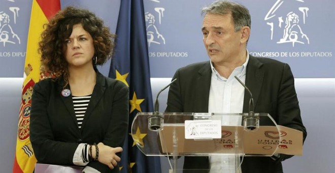 Los diputados Enrique Santiago y Sofía Castañón en rueda de prensa para presentar la denuncia ante la Fiscalía por la distribución de los audios de la víctima de la violación en la Arandina. / EFE.