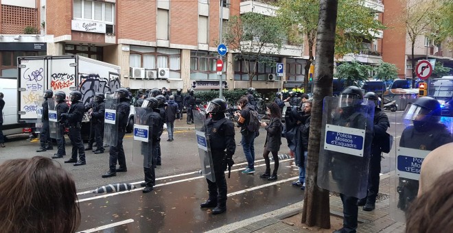 Mossos en la calle que ha tenido lugar el desahucio. @SindicatLloguer