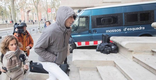 Imagen de uno de los sentenciados por la violación múltiple de una menor en Manresa a su entrada a la Audiencia de Barcelona./ Marta Pérez (EFE)