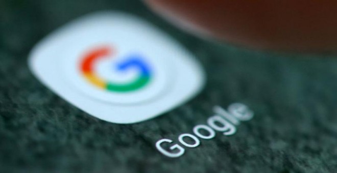 Un usuario de móvil pincha en un icono de Google en un teléfono móvil. (REUTERS)