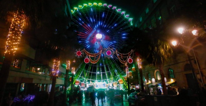 27/11/2019- Vigo inaugura una noria navideña iluminada con luces de colores. / EUROPA PRESS