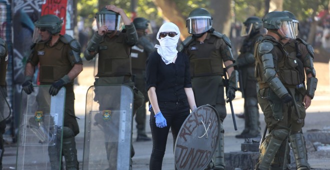 20/12/2019.- Manifestantes protestan en contra del gobierno del presidente Sebastián Piñera este viernes 20 de diciembre 2019, en la Plaza Italia en Santiago de Chile. EFE/Elvis González