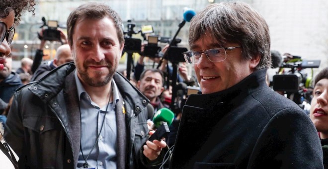 20/12/2019 - El expresidente catalán Carles Puigdemont y el exconsejero Toni Comín con sus credenciales en el Parlamento Europeo. / EFE