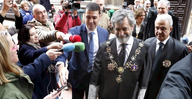 El presidente del Tribunal Supremo y del Consejo General del Poder Judicial (CGPJ), Carlos Lesmes (c), a su llegada a la sede del Tribunal Superior de Justicia de Asturias (TSJA), donde acudió a la toma de posesión del nuevo presidente Jesús María Chamorr