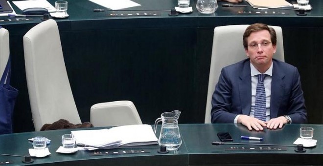 El alcalde de Madrid, José Luis Martínez Almeida (d), asiste al pleno del Ayuntamiento de Madrid que se celebra este lunes, para aprobar sus presupuestos para 2020. La falta de acuerdo con Vox retrasó del pasado viernes a este lunes el pleno extraordinar