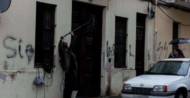 La casa del rodaje de la película 'La mort de Guillem' aparece con pintadas fascistas durante la grabación. / LA LLUITA CONTINUA