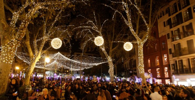 28/11/2019 - Una multitud de personas pasea por Palma de Mallorca tras el encendido oficial de las luces de Navidad. / EUROPA PRESS