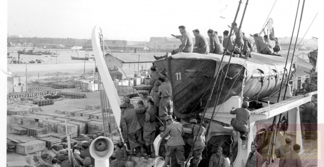 Una imagen de la colección en la que aparecen las tropas italianas en el puerto de Cádiz. | Ministerio Cultura