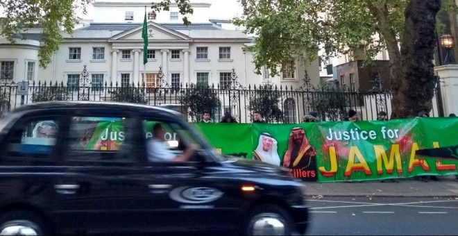 Una protesta contra la muerte de Jamal Khashoggi a las puertas de la embajada saudí en Londres./ Robin Millard (AFP)