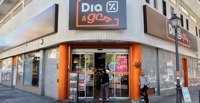 Un compradora entra en un supermercado Día&go en Madrid. E.P./Eduardo Parra