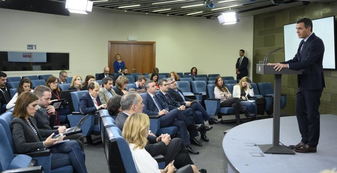 El presidente del Gobierno en funciones, Pedro Sánchez, comparece en La Moncloa tras aceptar el encargo del Rey de formar Gobierno.