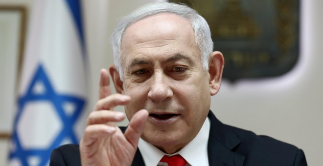 El primer ministro israelí, Benjamin Netanyahu, hace un gesto mientras preside la reunión semanal del gabinete en su oficina de Jerusalén el 15 de diciembre de 2019. Gali Tibbon / Pool a través de REUTERS