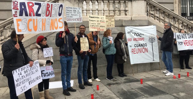 Afectados por la venta de Fusara durante una protesta frente al Arzobispado de Madrid./ lataforma de inquilinos afectados por la venta ilegal del patrimonio inmobiliario de Fusara