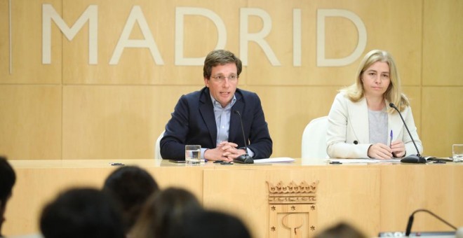 El alcalde de Madrid, José Luis Martínez Almeida, junto a la portavoz municipal, Inmaculada Sanz. AYUNTAMIENTO DE MADRID