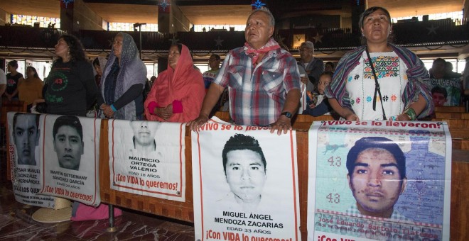 26/12/2019.- Familiares de los 43 estudiantes desaparecidos de Ayotzinapa oran por ellos este jueves en la Basílica de Guadalupe, en Ciudad de México (México). EFE/Madla Hartz