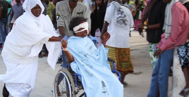 28/12/2019.- Imágenes tras el coche bomba que ha explotado en Somalia. EFE/EPA/SAID YUSUF WARSAME