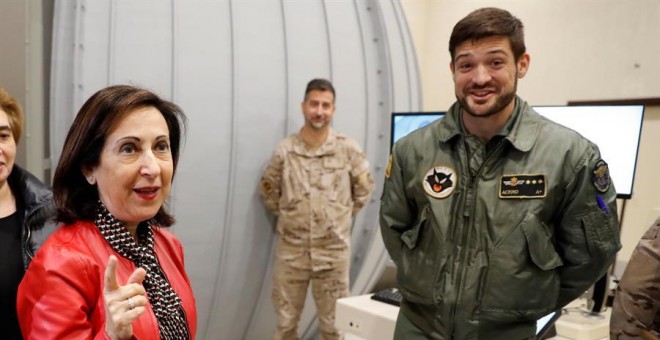 MADRID, 26/12/2019.- La ministra de Defensa en funciones, Margarita Robles, durante su visita este jueves la Base Aérea de Torrejón de Ardoz para conocer las características y funcionamiento del simulador C15, del Ala12, una de las unidades principales de