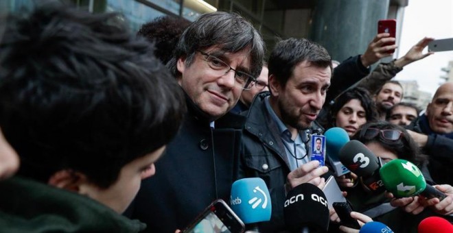 Carles Puigdemont y Antoni Comin en una rueda de prensa en Bélgica. EFE/EPA/STEPHANIE LECOCQ