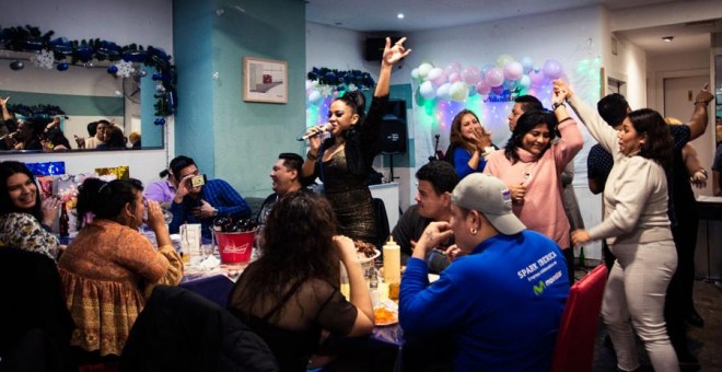 Una mujer canta en el bar Casa Blanca. REPORTAJE FOTOGRÁFICO: SANDRA BLANCO