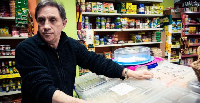 Enrique Javier Valdés, en su tienda de alimentación de la calle Amparo Usera. SANDRA BLANCO