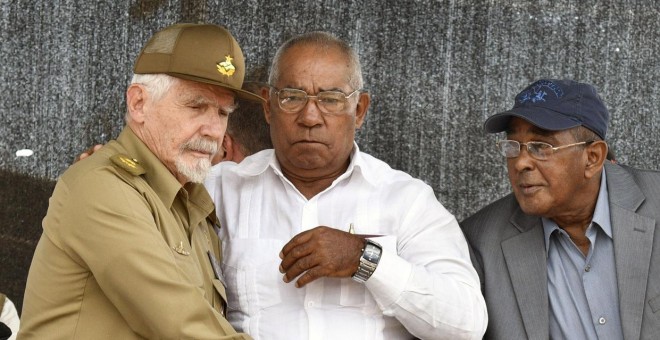 Harry Villegas Tamayo, en el centro de la imagen, durante un acto conmemorativo del 50 aniversario de la muerte de Ernesto Che Guevara en La Habna, en 2017. AFP/ AIZAR RALDES
