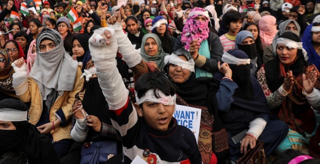 Los manifestantes tienen los ojos cubiertos con un parche durante una protesta para mostrar solidaridad con el estudiante universitario Jamia Millia Islamia que presuntamente perdió el ojo durante las protestas contra la nueva ley de ciudadanía, en Nueva