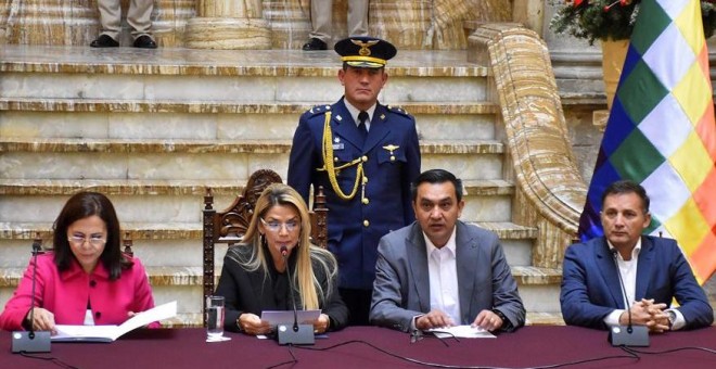 Comparecencia de la presidenta interina de Bolivia, Jeanine Áñez junto a la Canciller, Karen Loganric, el ministro de la Presidencia, Yerko Núñez y el ministro de Defensa, Fernando López, este lunes, en La Paz.