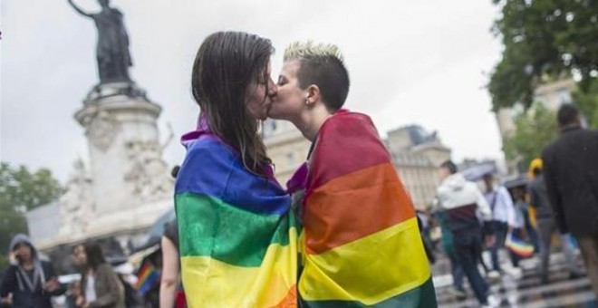 Dos mujeres lesbianas se besan durante el Orgullo Gay. / EFE