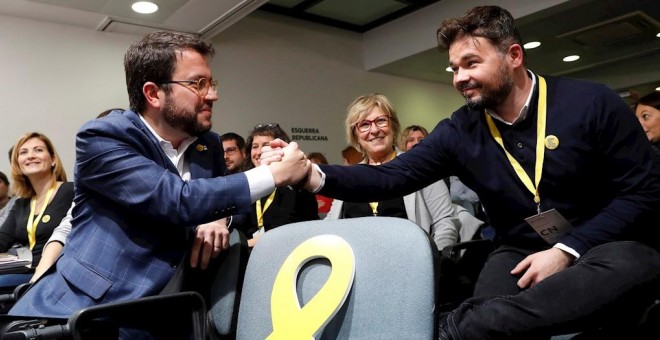 02/01/2020.- El coordinador nacional de Esquerra Republicana de Catalunya (ERC), Pere Aragonés (i), y el portavoz en el Congreso, Gabriel Rufián (d), se saludan tras la aprobación del acuerdo con el PSOE durante el Consell Nacional de ERC celebrado este j