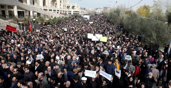 03/01/2020 - Los manifestantes protestan contra el asesinato del general iraní Qassem Soleimani, jefe de la élite de la Fuerza Quds, y el comandante de la milicia iraquí Abu Mahdi al-Muhandis, en Teherán, Irán. / Nazanin Tabatabaee (REUTERS)