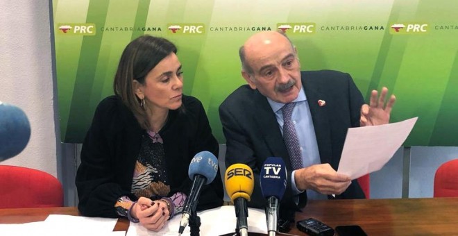 La secretaria de Organización del PRC, Paula Fernández, y el diputado José María Mazón en el anuncio de su 'no' a la investidura de Pedro Sánchez. / EFE