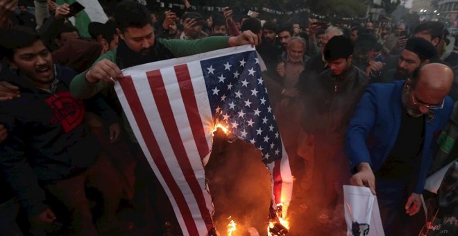 03/01/2020 - Varios iraníes queman una bandera de EEUU en una manifestación tras el ataque ataque aéreo en Irak. / EFE