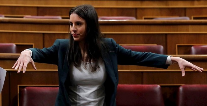 La portavoz de Unidas Podemos, Irene Montero,  en el Congreso de los Diputados poco antes del comienzo de la primera jornada de investidura de Pedro Sánchez como presidente del Gobierno. EFE/Juan Carlos Hidalgo