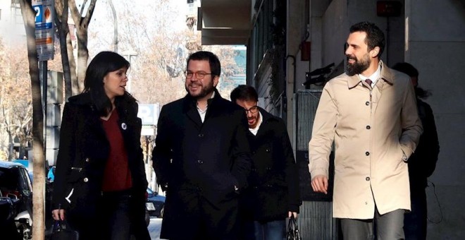 La portavoz y secretaria general adjunta de ERC, Marta Vilalta, el vicepresidente del la Generalitat, Pere Aragonés, y el presidente del Parlament, a su llegada a la sede de ERC donde se reúne la ejecutiva del partido. EFE/Toni Albir