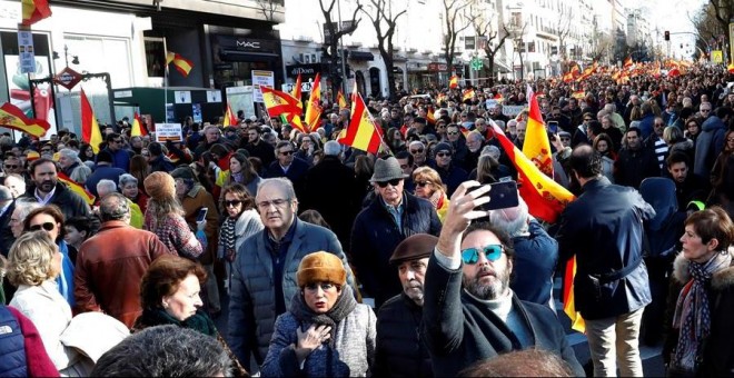 Vista de los participantes en la manifestación celebrada hoy en Madrid, convocada en redes sociales bajo en lema 'Por el Futuro de España Unida', coincidiendo con la primera sesión de la jornada de investidura de Pedro Sánchez. EFE/Zipi