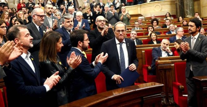 Torra recibe el aplauso de los diputados independentistas en el Parlament de Catalunya. (QUIQUE GARCÍA | EFE)