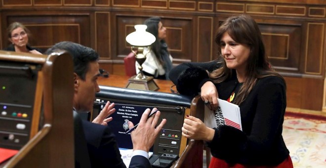 La portavoz de JxCat, Laura Borrás (d), conversa con el candidato ala Presidencia del Gobierno, Pedro Sánchez (i). EFE
