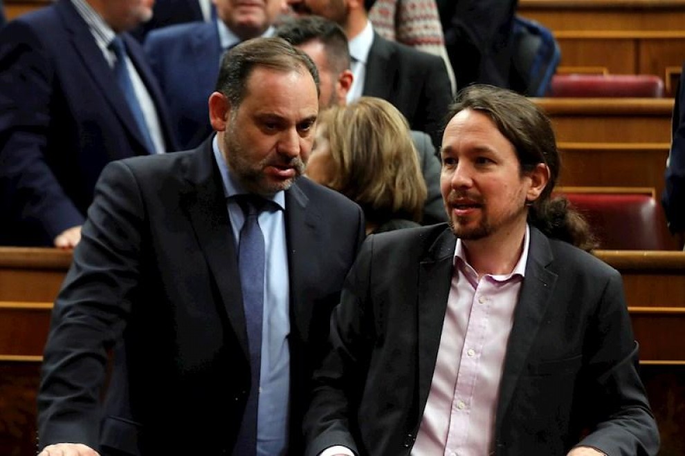 El lider de Podemos, Pablo Iglesias, junto al ministro de Fomento en funciones, José Luis Ábalos (i), en el pleno del Congreso de los Diputados tras finalizar la primera jornada de la sesión de investidura de Pedro Sánchez como presidente del Gobierno. EF