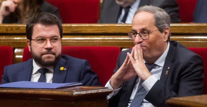 El presidente de la Generalitat, Quim Torra (d) asiste con el vicepresidente Pere Aragonés (i) en el Parlament de Catalunya. (QUIQUE GARCÍA | EFE)