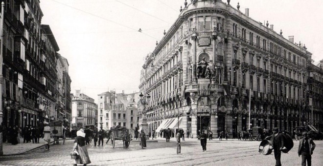 Imagen de archivo del Palacio de la Equitativa de Madrid, que luego fue sede del banco Banesto, donde se situará ahora un complejo de hotel, tiendas y apartamentos de lujo en el centro de Madrid.