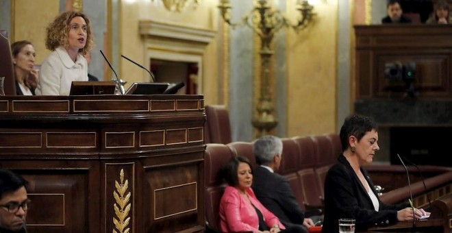 La presidenta del Congreso, Meritxell Batet, y la portavoz de EH Bildu, Mertxe Aizpurua, durante la segunda jornada del debate de investidura de Pedro Sánchez como presidente del Gobierno. EFE/Juan Carlos Hidalgo