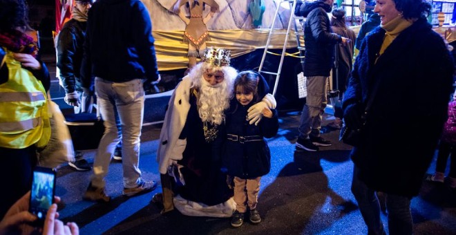 El rey Melchor, fotografiándose con un niña al finalizar la cabalgata de Hortaleza de 2019. SANDRA BLANCO