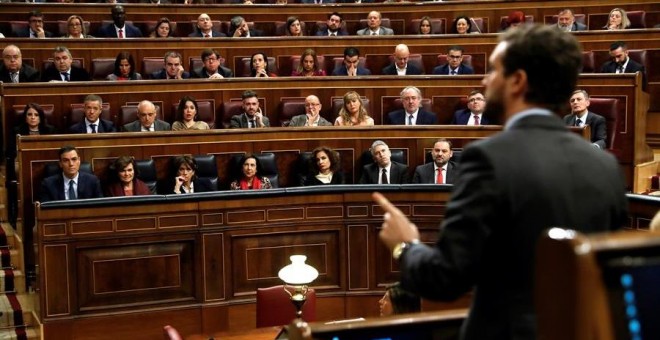 El presidente del PP, Pablo Casado (d), interviene desde su escaño, durante la segunda jornada del debate de la investidura de Pedro Sánchez como presidente del Gobierno este domingo en el Congreso de los Diputados. EFE/Juan Carlos Hidalgo