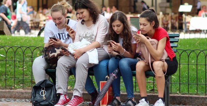Jóvenes utilizan el móvil. PIXABAY