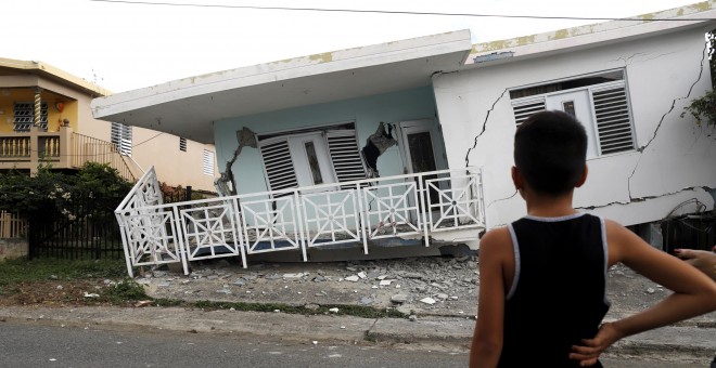 06/01/2020.- Un niño observa una casa dañada por el temblor de magnitud 5,8 que se reportó este lunes a las 06.32 hora local (10.32 GMT) en la costa de Guánica, municipio del suroeste de Puerto Rico. EFE/ Thais Llorca