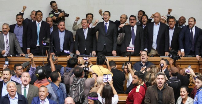 07/01/2020 - El opositor Juan Guaidó durante la sesión de la Asamblea Nacional en Caracas tras haber entrado por la fuerza. REUTERS / Fausto Torrealba